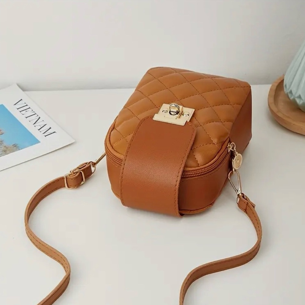 NWOT- Purse- Quick Twist-Lock Crossbody Bag
